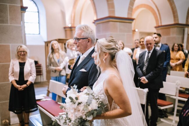 Hochzeitsfotografin sauerland sportalm gipfelglueck luedenscheid hochzeitsfotograf ruhrgebiet heiraten in den bergen gaudistuben jesus christus kirche meinerzhagen 317