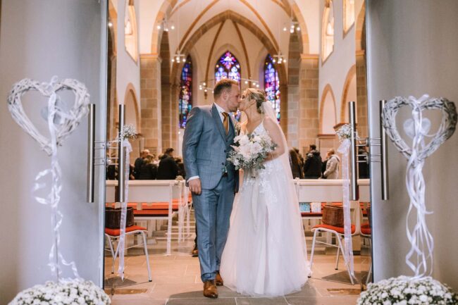 Hochzeitsfotografin sauerland sportalm gipfelglueck luedenscheid hochzeitsfotograf ruhrgebiet heiraten in den bergen gaudistuben jesus christus kirche meinerzhagen 485