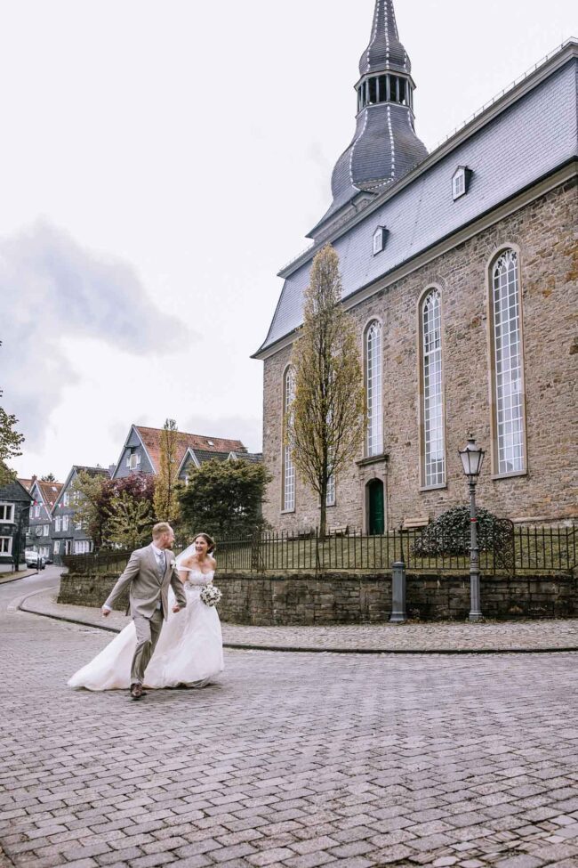 hochzeitsfotografin sauerland hückeswagen pauluskirche bergisches land hochzeitsmesse gummerbach meinerzhagen attendorn rheinland hochzeitslocation nrw (402)