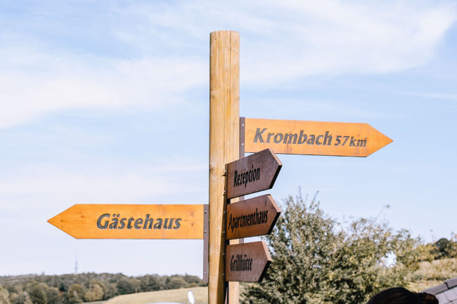 gasthof spelsberg altena schalksmuehle hochzeitsfotografin sauerland hochzeitslocation nrw hochzeitsfotograf ruhrgebiet freie trauung hochzeits wg seite an seite (486)